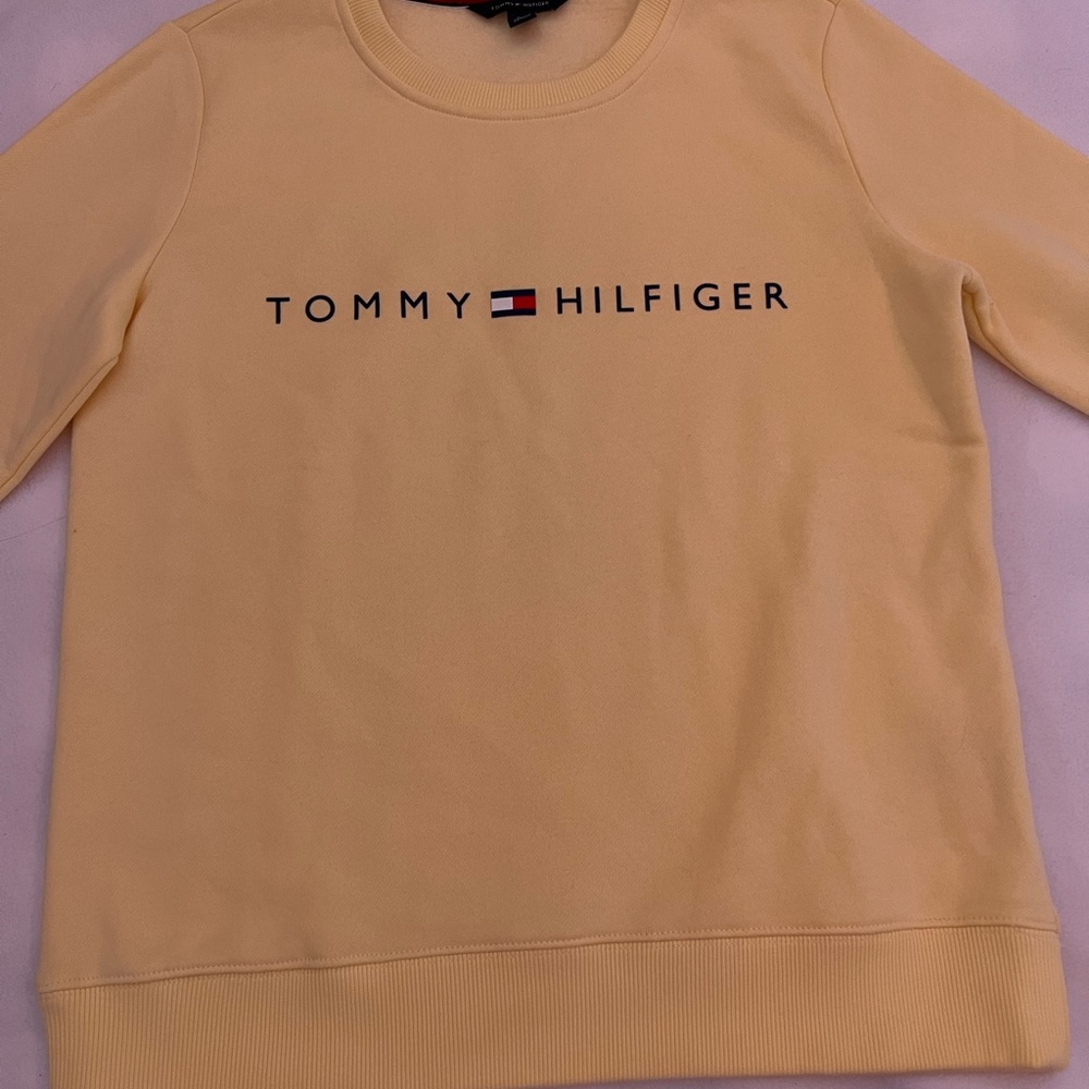 TOMMY HILFIGER SWEATSHIRT NEVER WORN BRAND NEW!!